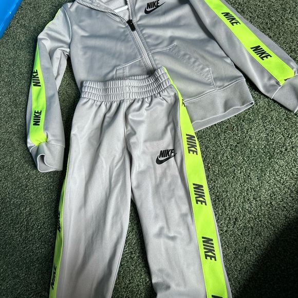 Nike Kids Jacket in Gray with Neon Green Stripes - Picture 2 of 3